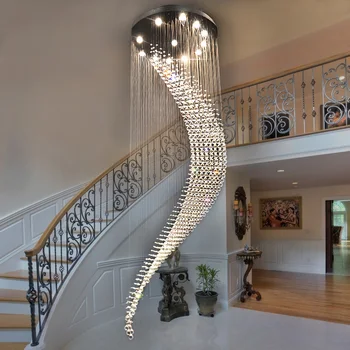 Modernus dvipusis sraigtiniai laiptai, lubų liustra apšvietimo mėnulis ilgai krištolo sietynai villa salėje kabo linija lempos